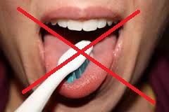 tongschrapen met tandenborstel